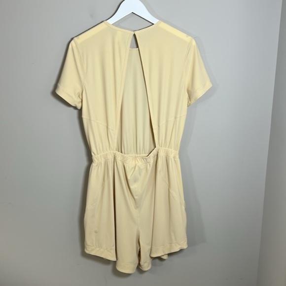 Lululemon Lightweight High Neck Romper Prosecco Open Back Cream Yellow Sz 10 - Picture 8 of 15